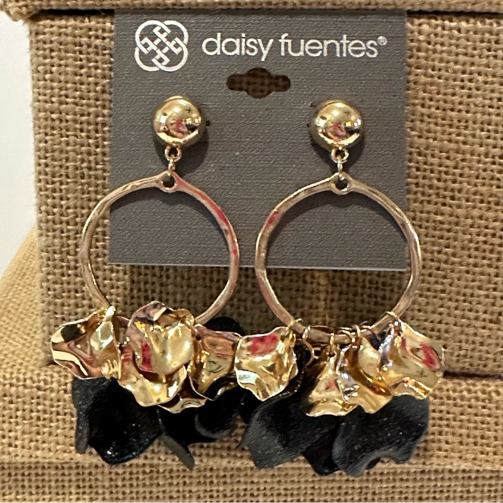 NWT Daisy Fuentes Earrings- shiny gold tone with black acrylic sparkly petals